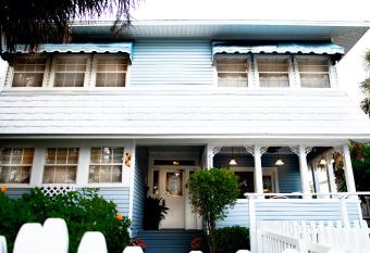 Meranova Guest Inn has rooms with a private hot tub