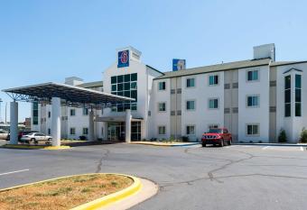 Motel 6-Junction City, KS has Smoking rooms