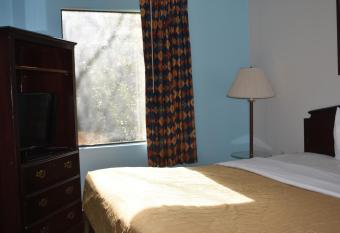 Guest Cottages & Suites has rooms with a private hot tub