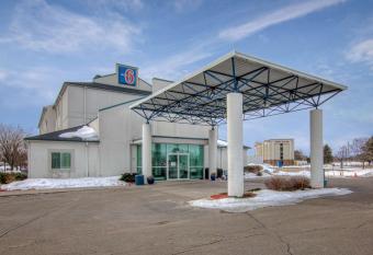 Motel 6 Menomonie allows 18 year olds to book a room