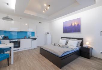 Bright Studio, 10min Centre, Free Parking allows 18 year olds to book a room