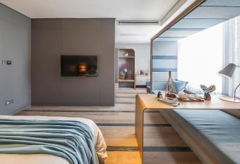 Shanghai Pagoda INNO Hotel has rooms with a private hot tub