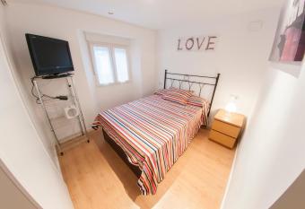 APARTAMENTOs URDAIBAI has rooms with a private hot tub