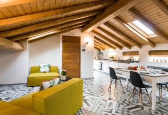 Casa Vacanza Etna Dream has rooms with a private hot tub