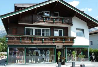 Alpking Hostel has Balcony rooms