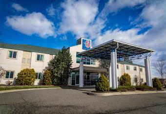 Motel 6 Pottstown PA allows 18 year olds to book a room