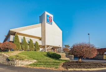 Days Inn by Wyndham Cincinnati Io71 allows 18 year olds to book a room