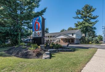 Motel 6 - Albany, Ny - Airport has Smoking rooms