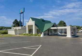 Wingate By Wyndham Geneva At Spire has Smoking rooms