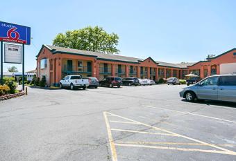 Bay Side Inn & Suites has Smoking rooms