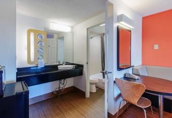 Motel 6 Martinsburg Wv has rooms with a private hot tub