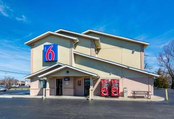 Motel 6 Salisbury has Smoking rooms
