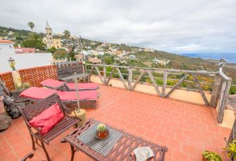Casa Carmela has Balcony rooms