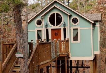 The Grand Treehouse Resort has Balcony rooms