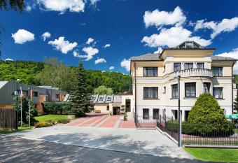 Letn   pobyt na Hotelu Samechov s polopenz  , saunou, bili  rem a v  lety po Pos  zav   has Smoking rooms