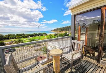 Lornebeach Apartments has Balcony rooms