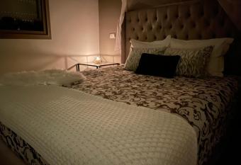 Chambre d h  te close to the Airport MED 5 & market allows 18 year olds to book a room