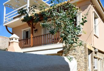 Nafplio Place has rooms with a private hot tub