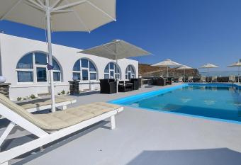 Thirassia Paradise Suites has rooms with a private hot tub