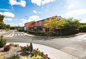 Kyriad Lyon Sud - Saint Genis Laval allows 18 year olds to book a room