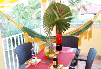 Bungalow d une chambre avec jardin clos et wifi a Sainte Anne a 3 km de la plage has Balcony rooms