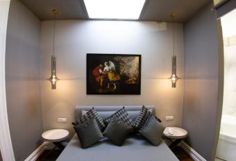 Leone Camere D autore has rooms with a private hot tub