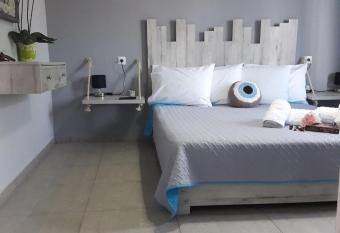 Aegli House has Balcony rooms