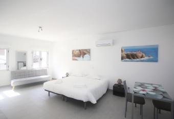 Guest House Lovely Swan has Balcony rooms