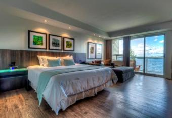 Taboo Muskoka has rooms with a private hot tub