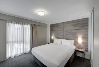 Adina Serviced Apartments Canberra James Court has rooms with a private hot tub