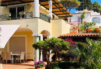 Casa Giovanna has Balcony rooms