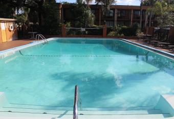 Tampa Inn Near Busch Gardens has Smoking rooms