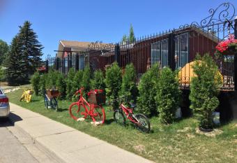 The Calgary Hub hostel style Home has Balcony rooms