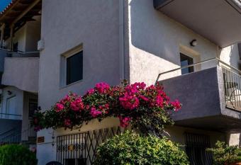 Alexandra Apartments has Balcony rooms