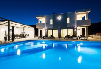 Villa Sky - Heating Pool has Balcony rooms