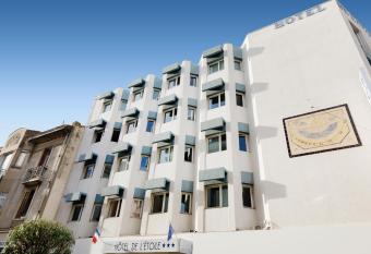 H  tel de l   toile allows 18 year olds to book a room