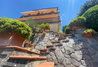 Collimare Rooms & Sailing near 5 Terre allows 18 year olds to book a room