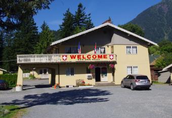 Swiss Chalets Motel has Balcony rooms
