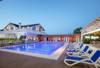 Villa Bianca Agriturismo & SPA has rooms with a private hot tub