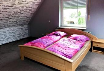 FewoJanssen has rooms with a private hot tub