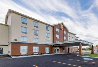 Super 8 by Wyndham Mont Laurier allows 18 year olds to book a room