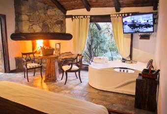 Hacienda Hoster  a Dos Chorreras allows 18 year olds to book a room