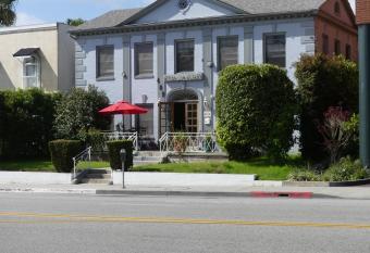 Hotel Del Flores allows 18 year olds to book a room