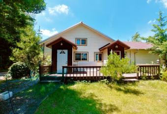 Nadeuri Pension has Balcony rooms