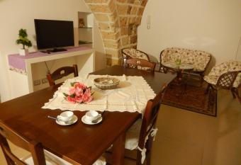 Sweet Home Arco Porta Luce allows 18 year olds to book a room