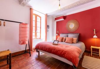 LE PANIER ENCHANT   - Suites & Loft - Terrasse et patio au dessus du Vieux Port allows 18 year olds to book a room