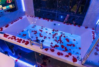 Sawrey Serviced Apartments has rooms with a private hot tub