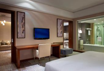 Four Points by Sheraton Taicang has rooms with a private hot tub