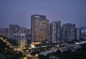 Four Points by Sheraton Guangzhou, Dongpu has rooms with a private hot tub