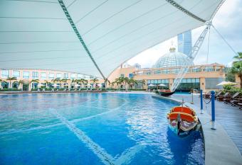 Hotel Indigo Shenzhen Overseas Chinese Town, an IHG Hotel has rooms with a private hot tub